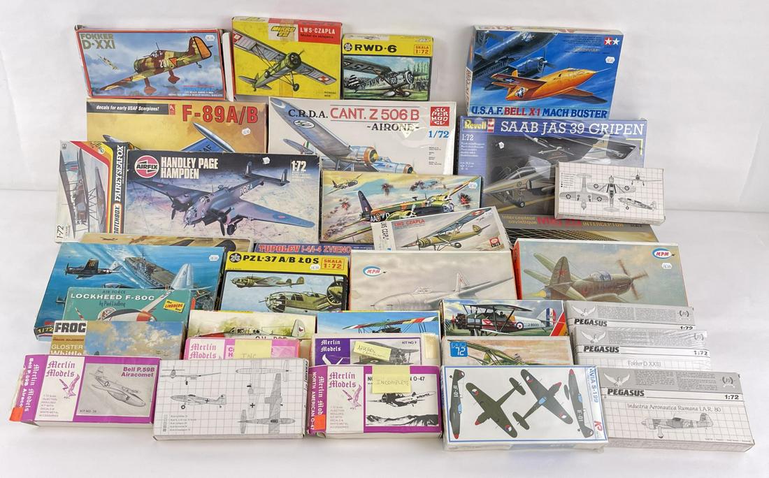Collection of Airplane Models: Nice grouping.