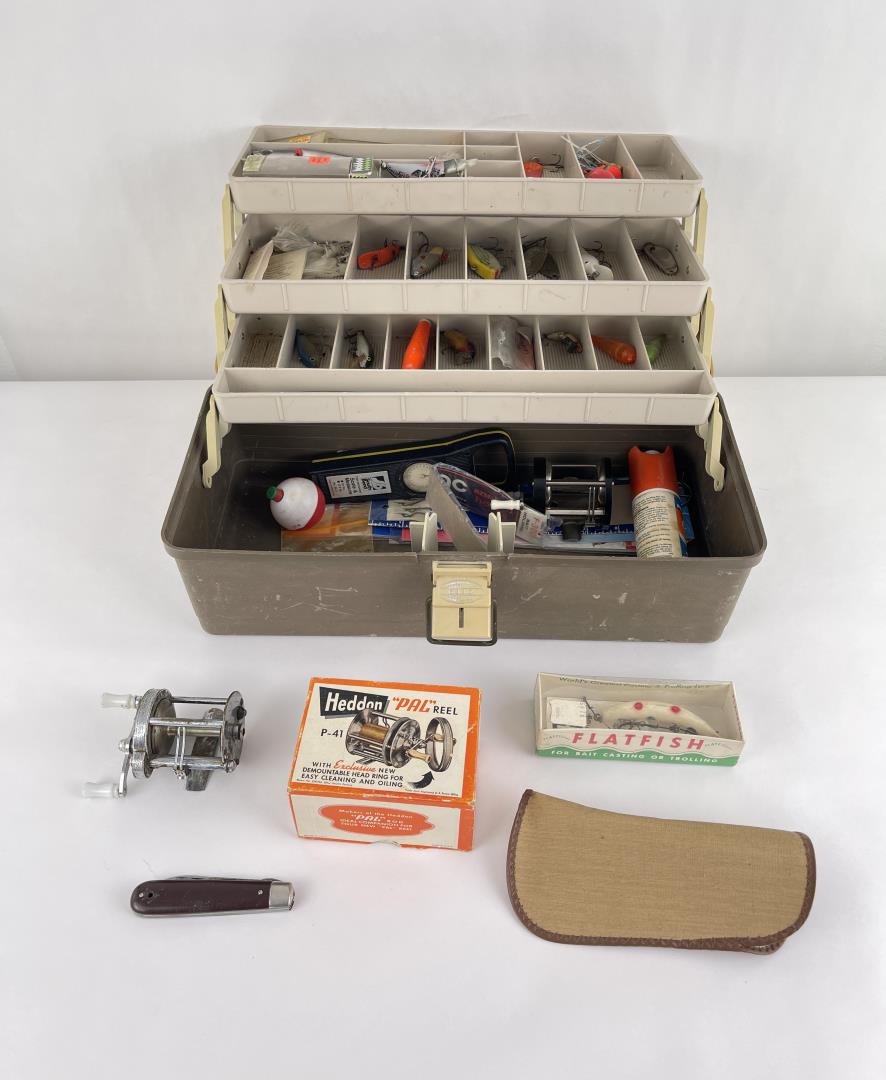 Vintage Fishing Tackle Box and Contents (1 of 5)