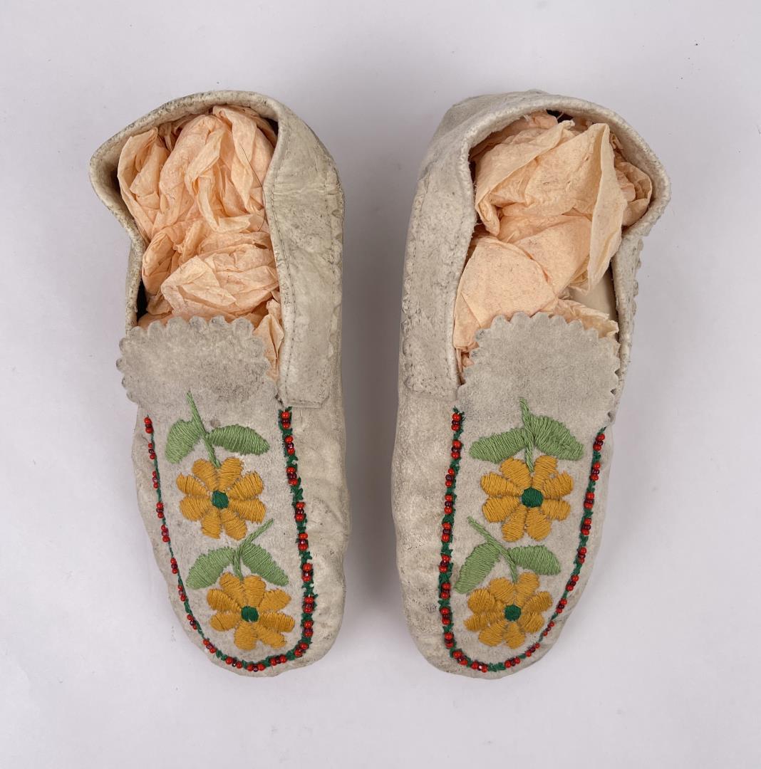 Metis Cree Indian Embroidered Moccasins: 7 5/8" long, 3" wide. Allard Auction Collection Inv: RDU 42811