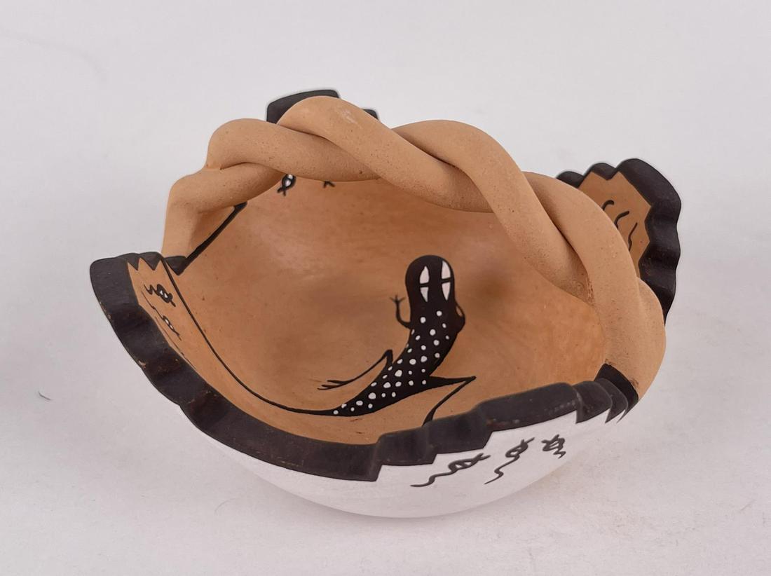 Agnes Peynetsa Zuni Indian Basket Pot (1 of 4)
