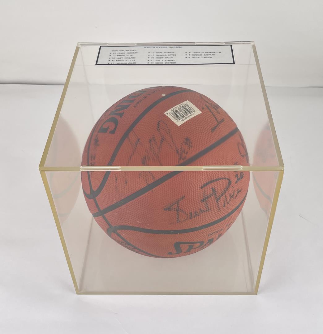 Houston Rockets Basketball Team Signed Ball: Rudy Tomjanovich, Clyde Drexler, Mario Elie, Matt Bullard, Kevin Willis, Charles Jones, Matt Maloney, Emanual Davis, Brent Price, Joe Stephens, Serge Zwikker, Othella Harrington, Charles Barkley, Codi