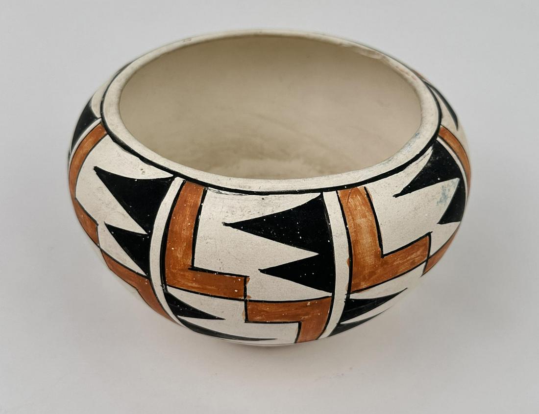 J Concho Acoma Pueblo Indian Pot (1 of 7)