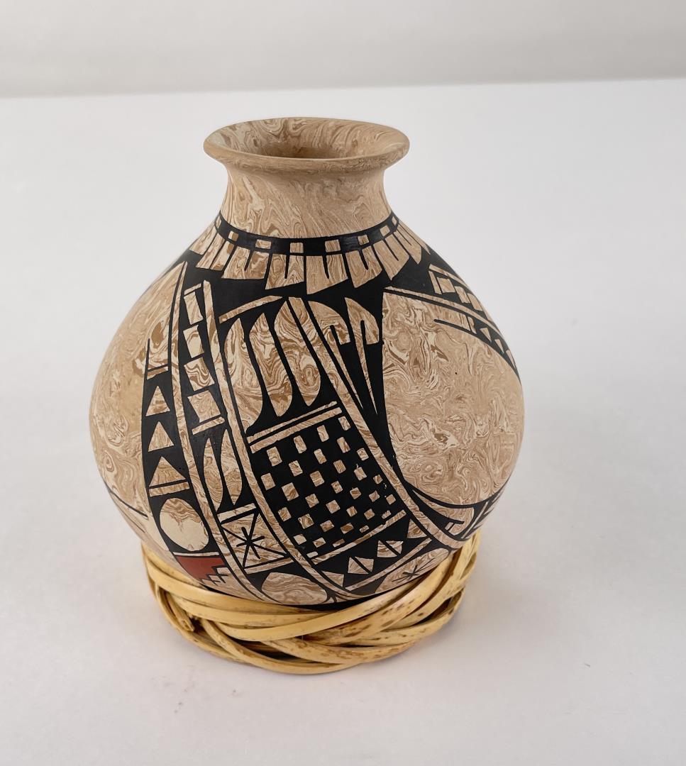 Mata Ortiz Pottery Pot Vase (1 of 4)
