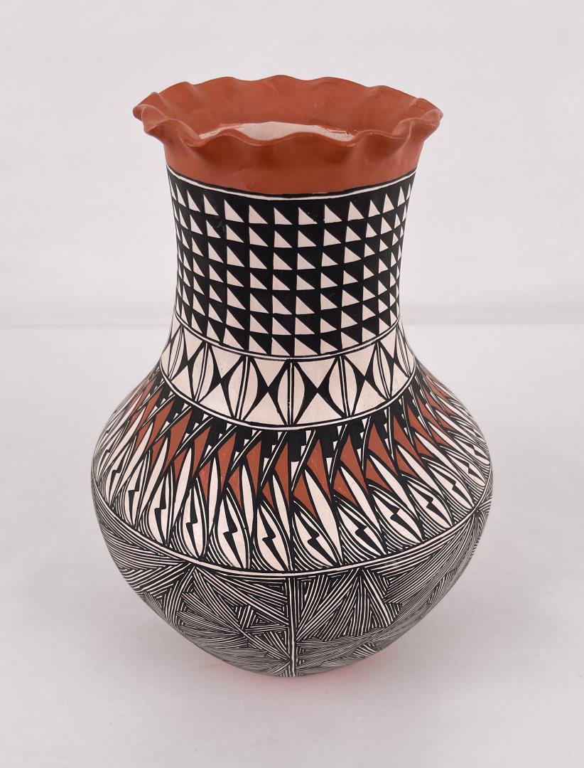 Ipsha Garcia Acoma Pueblo Pot (1 of 5)