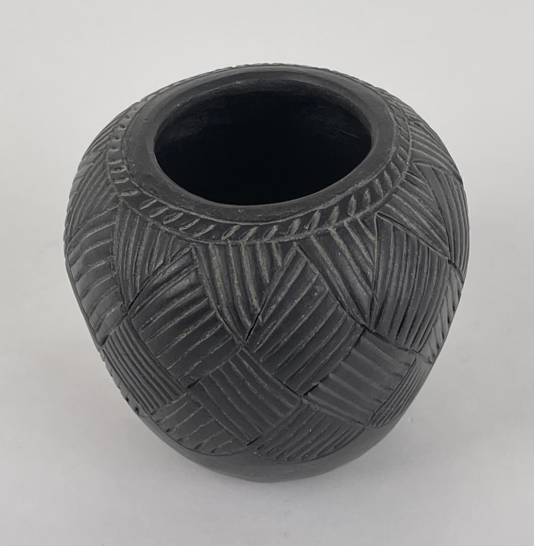 Elizabeth Bigmeat Cherokee Indian Pot: 3" diameter, 2 3/4" tall.
