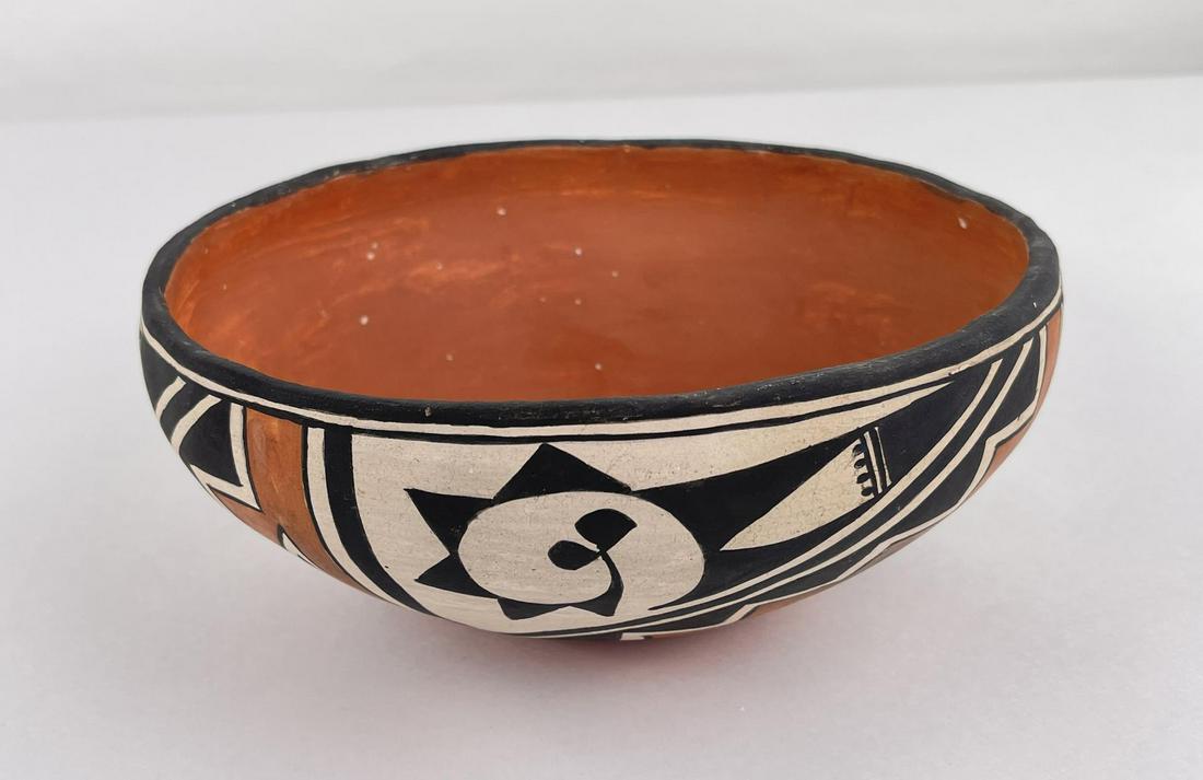 Santo Domingo Pueblo Indian Pot (1 of 5)