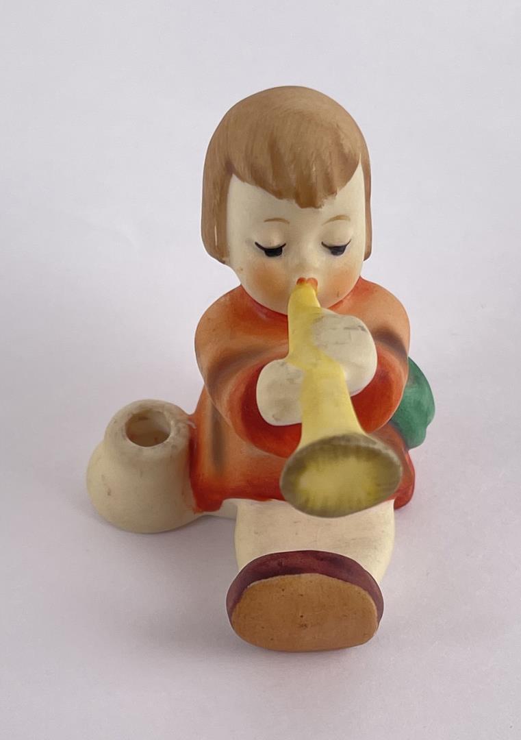 Goebel Hummel Angel Figurine: 1 3/4" tall.