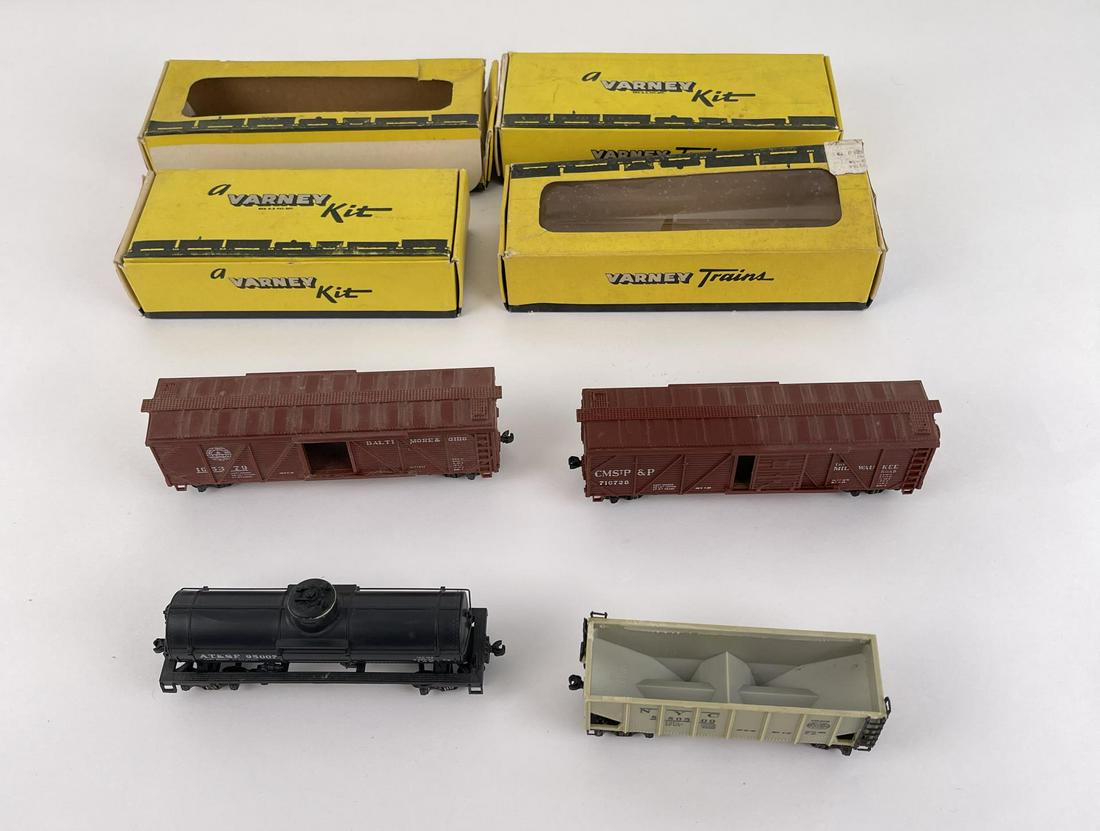 Varney Plastic Train Cars HO Scale: Nice grouping in boxes.