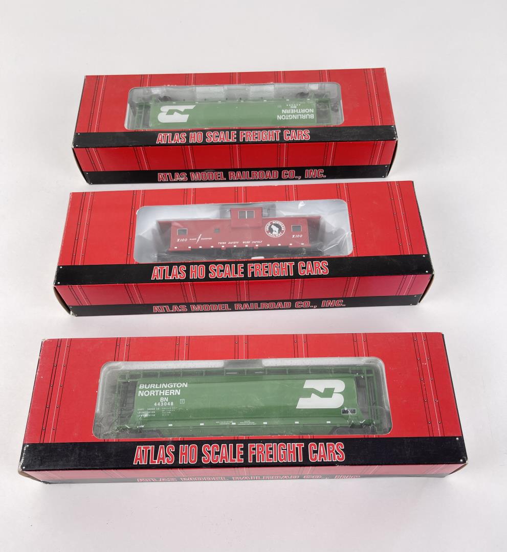 Atlas HO Scale Train Cars: Nice grouping in boxes.