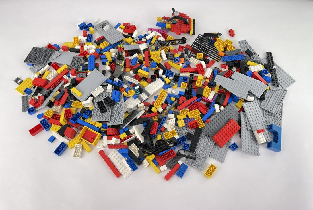 3lbs of Vintage Legos: Nice older legos.