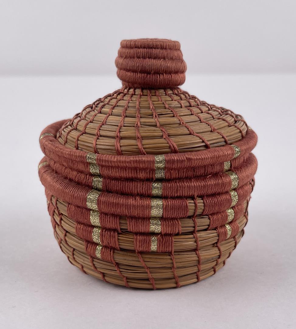 Native American Indian Pine Needle Basket: 3 1/2" in diameter, 3 3/8" tall