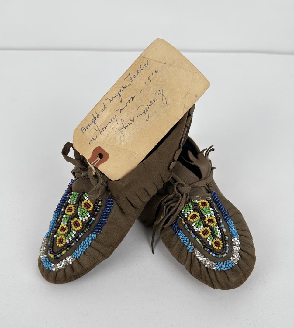 Niagra Falls 1916 Iroquois Indian Moccasins (1 of 12)