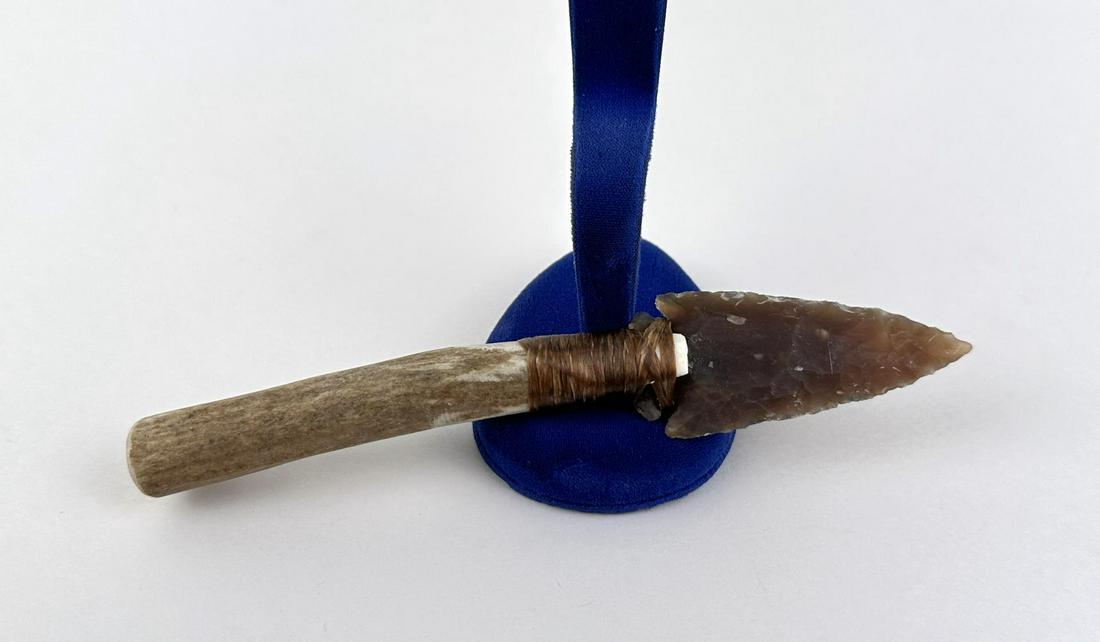 Bo Earls Handmade Horn Handle Knife: Handmade by Bo Earls. Bo is one of the finest modern flint and obsidian knappers. His knives are some of the nicest money can buy. The handle is whitetail deer horn. 6" long.