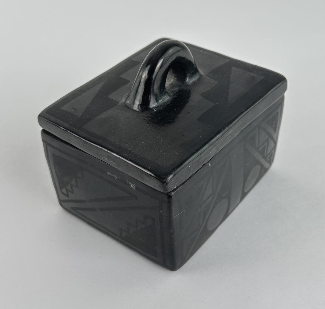 Anna Santa Clara Pueblo Pottery Indian Box (1 of 7)