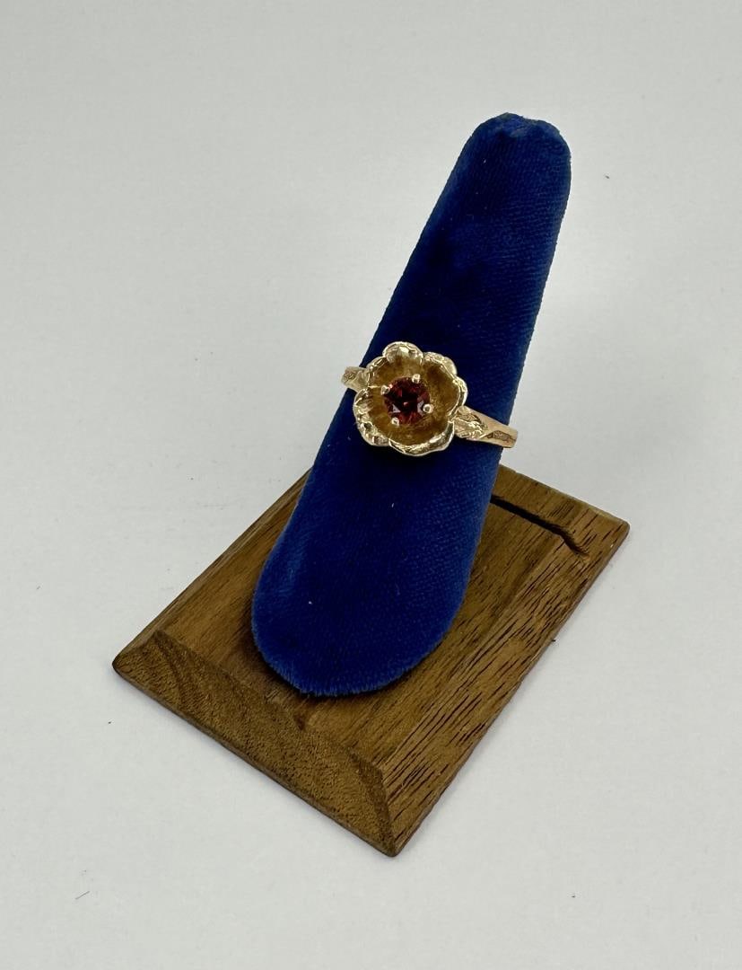 10k Gold .56ct Montana Garnet Ring: Size 7 1/2. 3.78 grams.