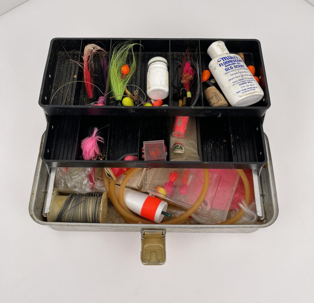102A Umco Fishing Tackle Box with Lures: Nice grouping.