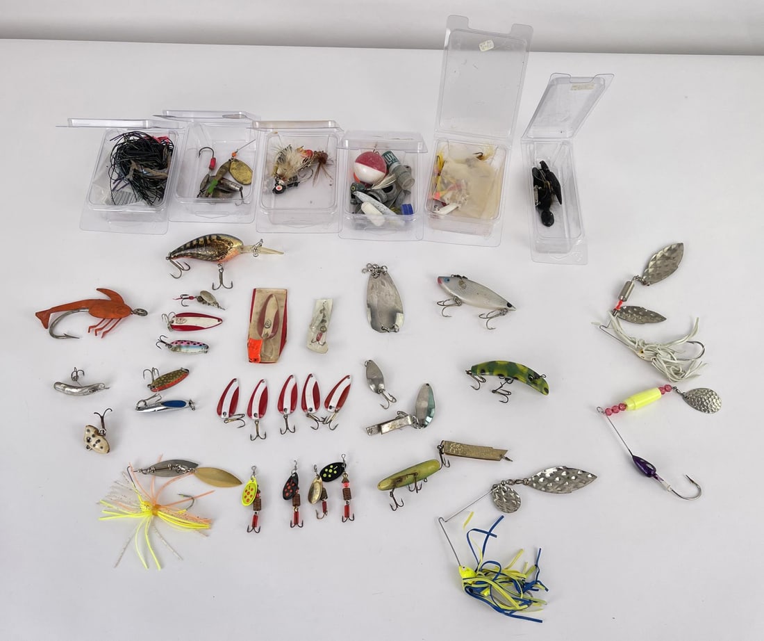 Large Group of Assorted Fishing Lures: Nice grouping