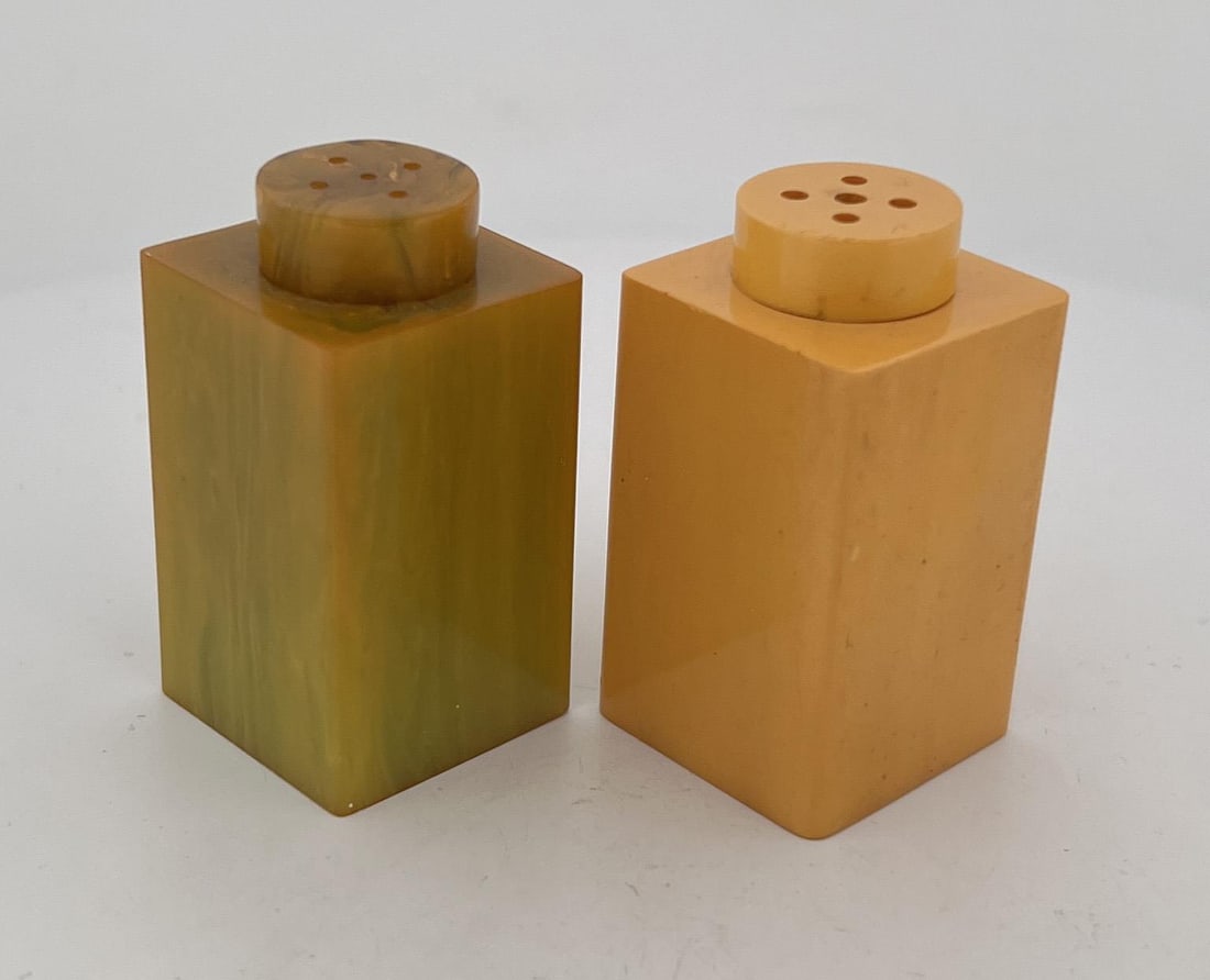 Art Deco Bakelite Salt and Pepper Shakers (1 of 4)