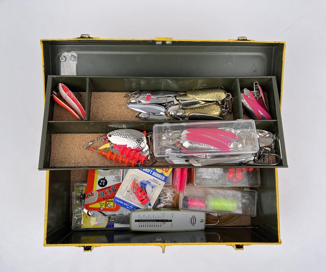 Antique Fishing Tackle Box w/ Lures: Nice grouping