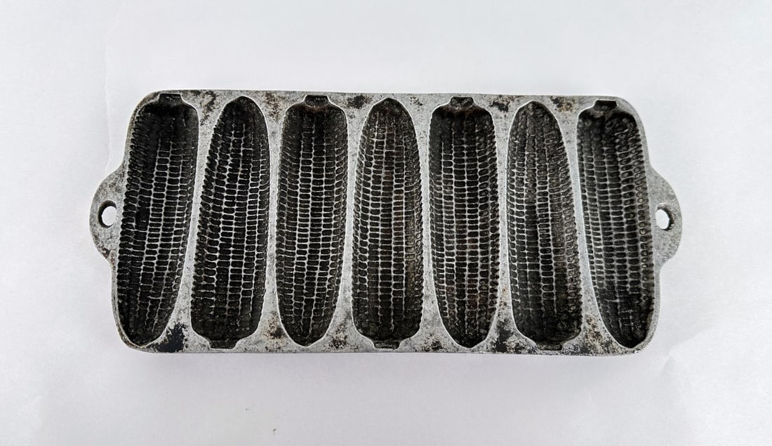 Wagner Ware Krusty Korn Cornstick Aluminum Pan: 13" long.