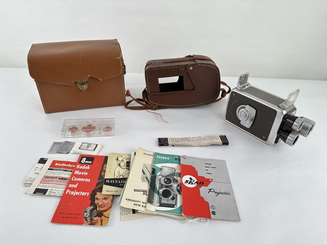 Kodak Brownie 8mm Movie Camera: Nice set in case.