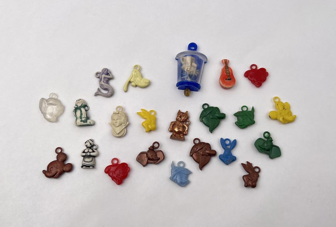 Vintage Cracker Jack Prizes Toys: Nice grouping.