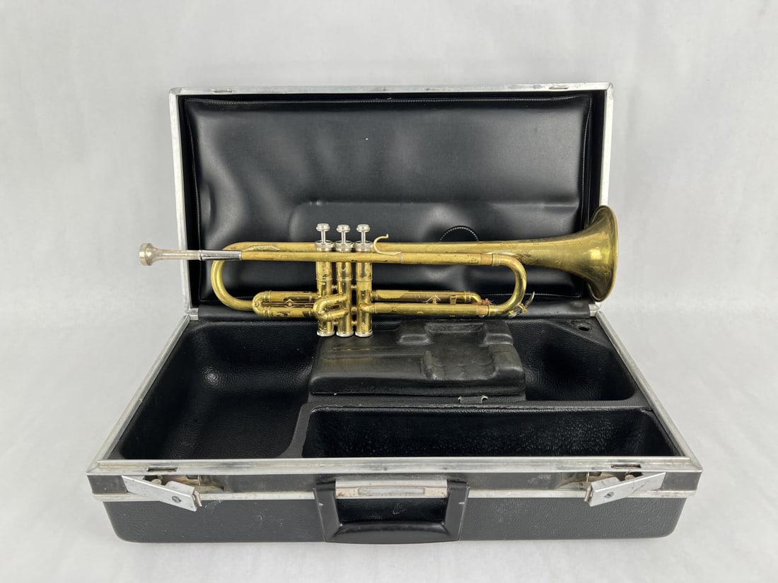 EK Blessing Standard Trumpet: Comes with Conn hard case