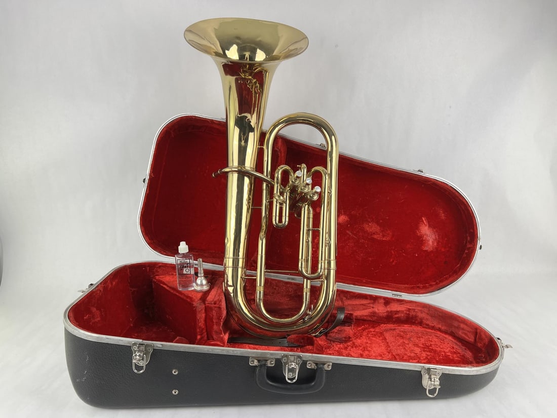Conn Euphonium: Comes with hard case.