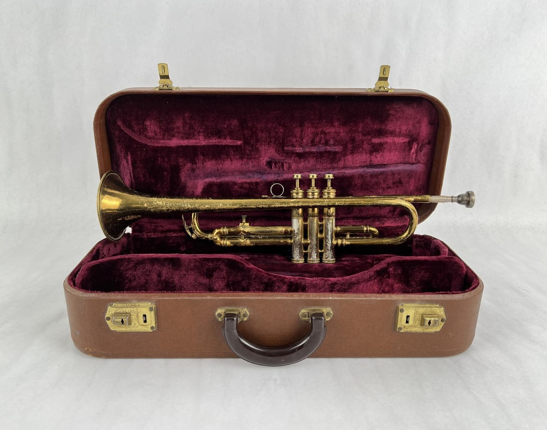 Frank Holton Elkhorn Wisconsin Trumpet: Decent example. Could use a service and cleaning.