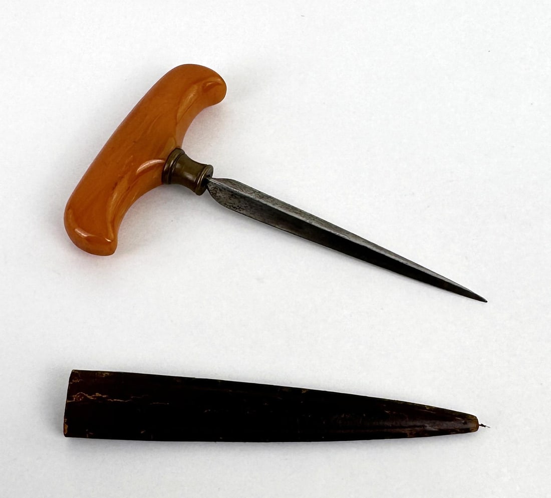 Antique Bakelite Handle Gamblers Punch Dagger: Rare old piece. Triangular blade, dating this piece prior to WWI where such blades were outlawed by the Geneva Convention. 5 1/8" long.