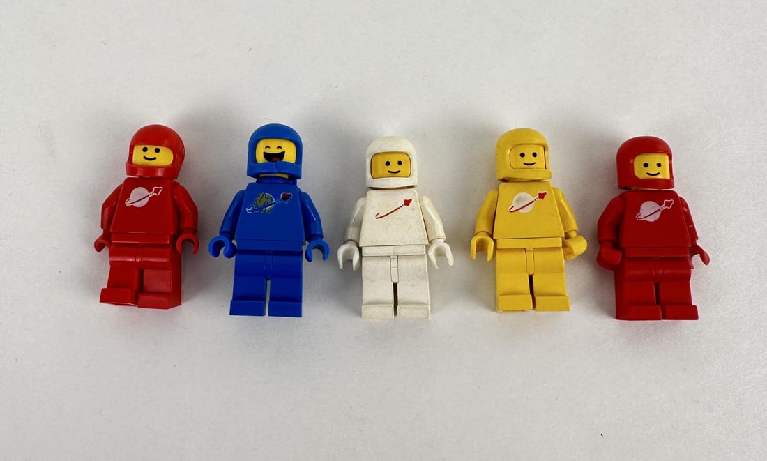 Vintage Lego Space Man Astronaut Mini Figures: 5 total.