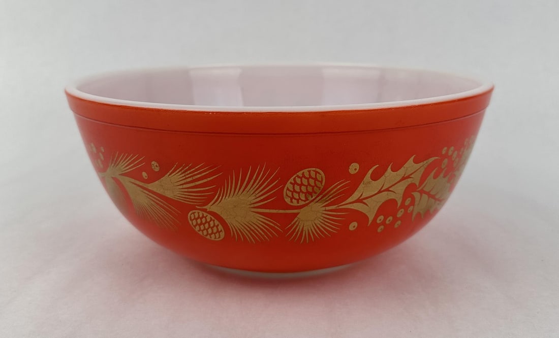 Pyrex Golden Leaf 404 Mixing Bowl: Scarce Promotional pattern.