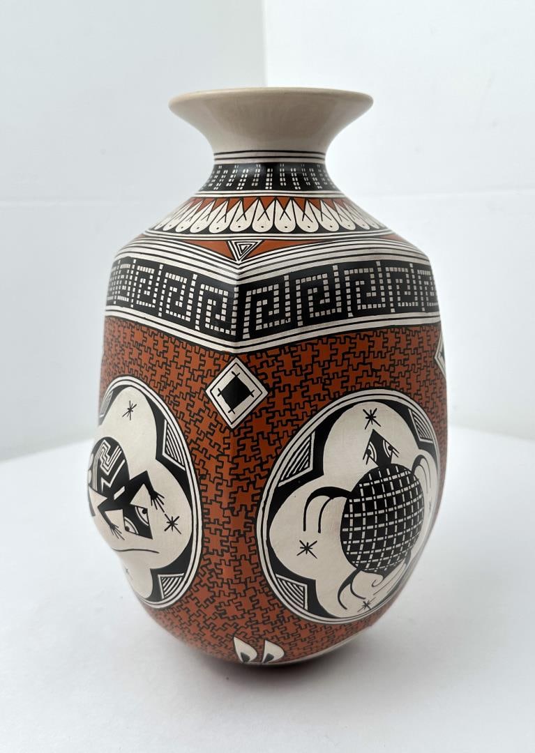 Nancy Heras De Martinez Mata Ortiz Pottery Jar: 10 1/2" by 6 3/4" in diameter