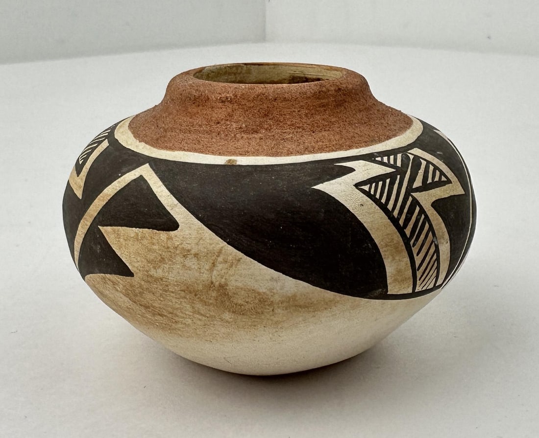 Stella Teller Isleta Pueblo Indian Pot: 2 1/2" tall by 3 1/2" in diameter