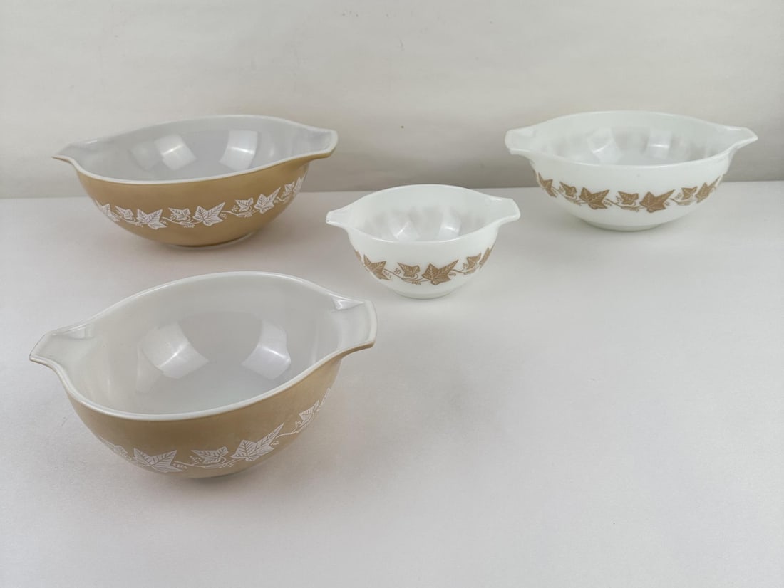 Pyrex Sandalwood Mixing Bowl Set: Rare pattern. Complete set 441, 442, 443, 444