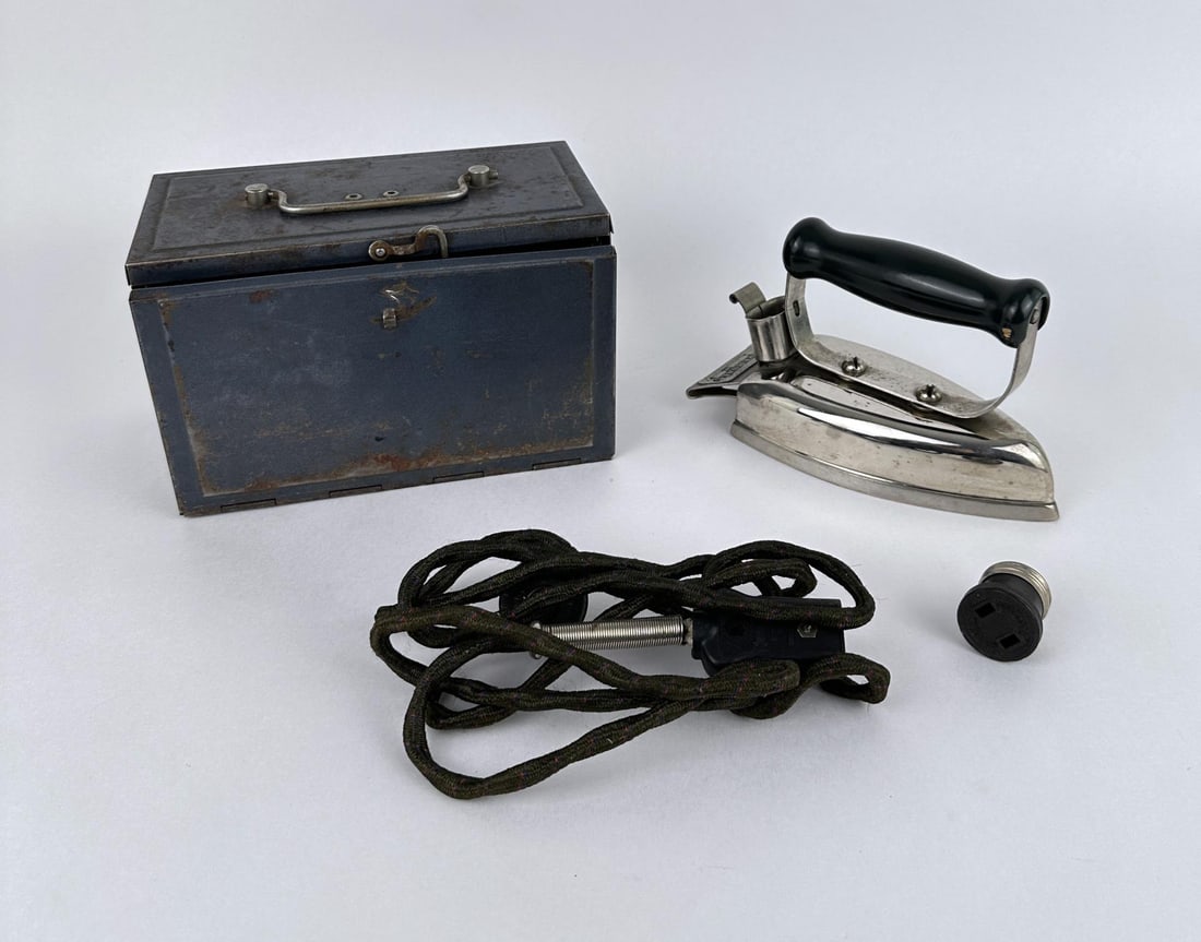 Universal Electric Travel Iron In Case E9043: Nice example