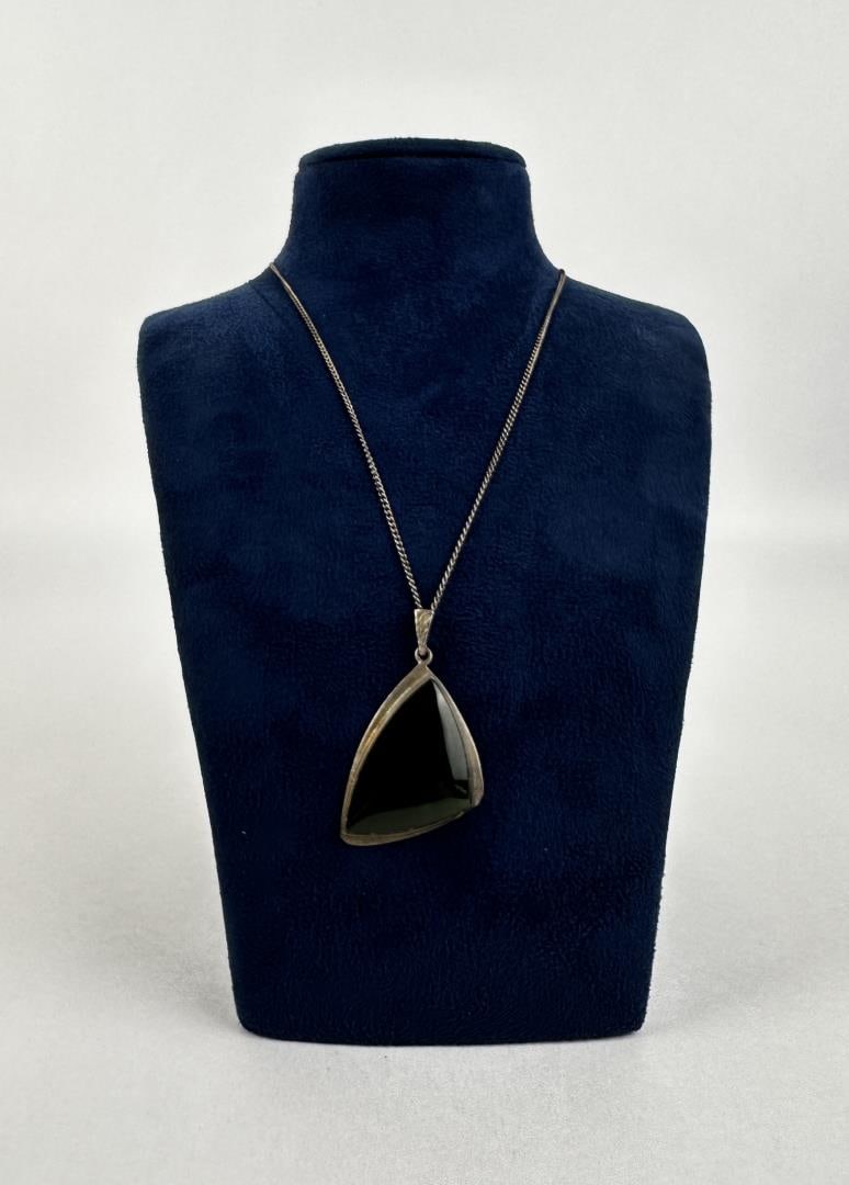 Mid Century Sterling Silver Onyx Necklace: 10 5/8" long.