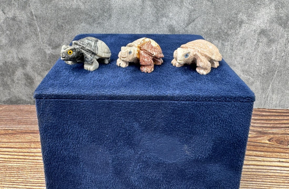 Carved Stone Turtle Fetishes: Nice grouping. 1 3/8" long.