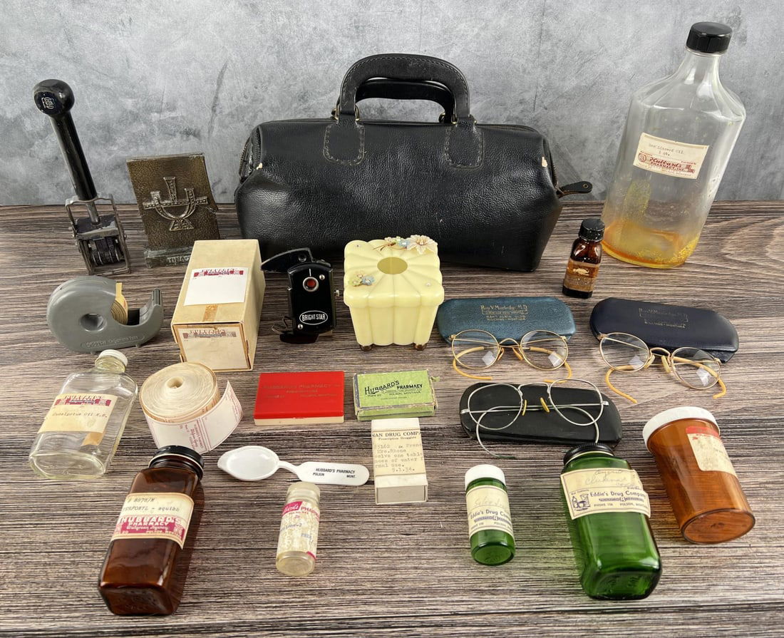 Antique Pharmacy Apothecary Bottles Doctor Bag (1 of 9)