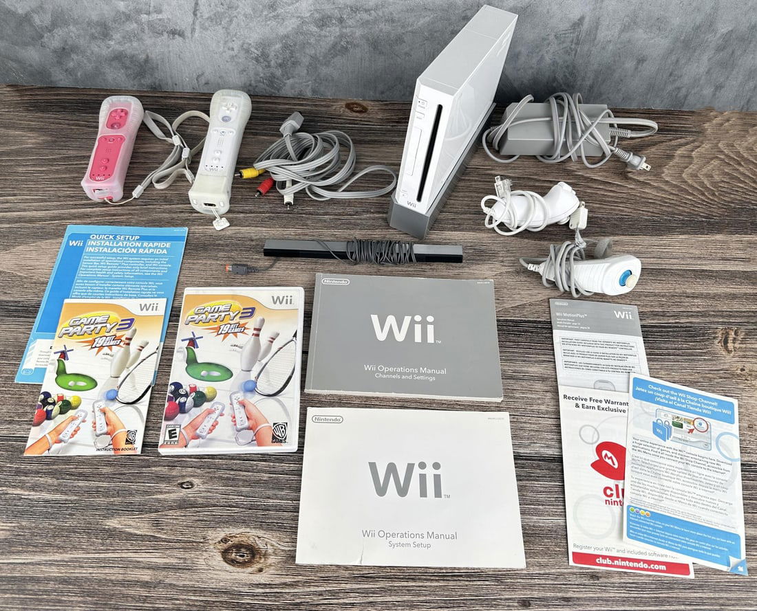 Nintendo Wii Video Game Console Bundle (1 of 10)