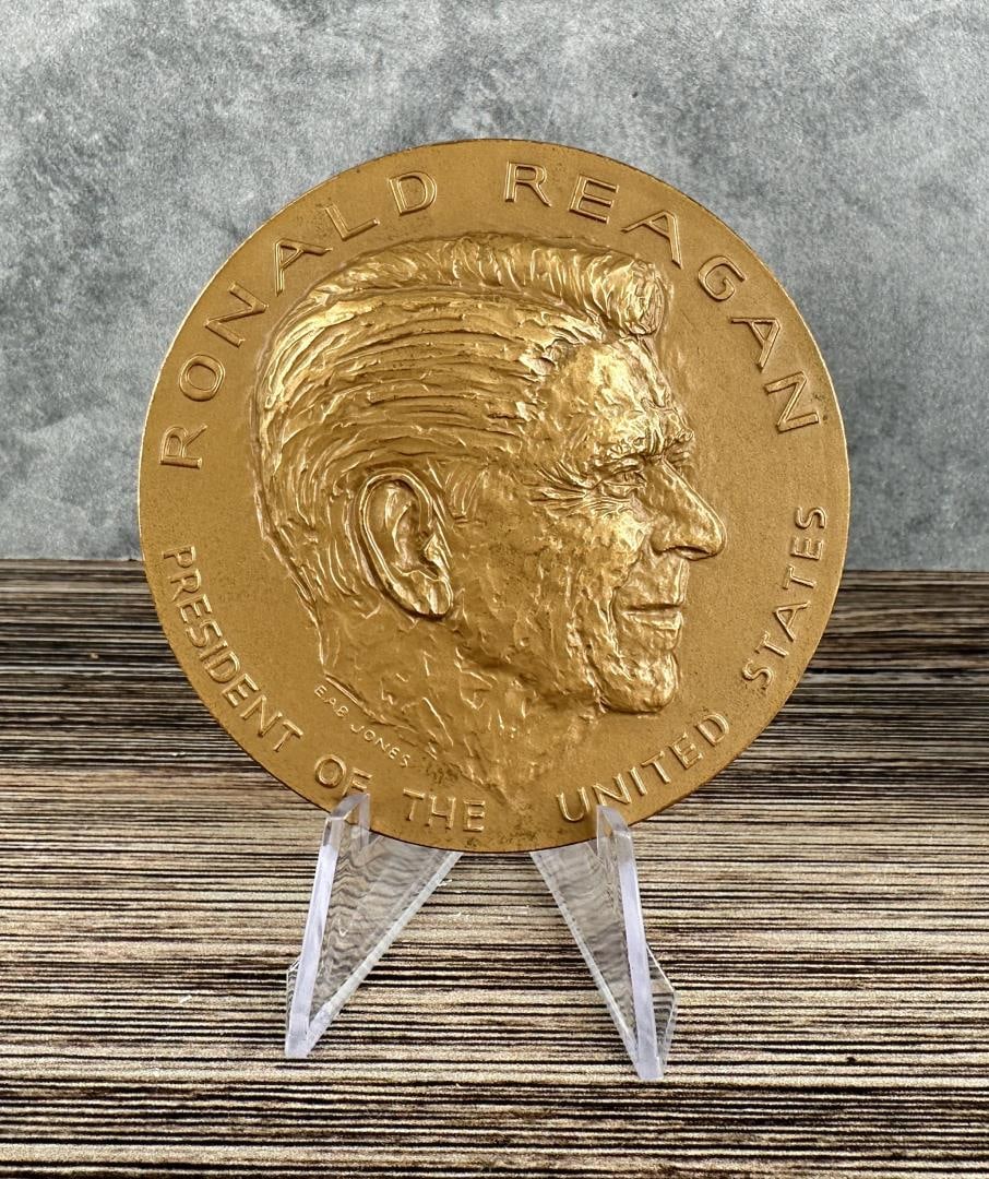 Ronald Reagan Presidential Medal: US Mint Issued.