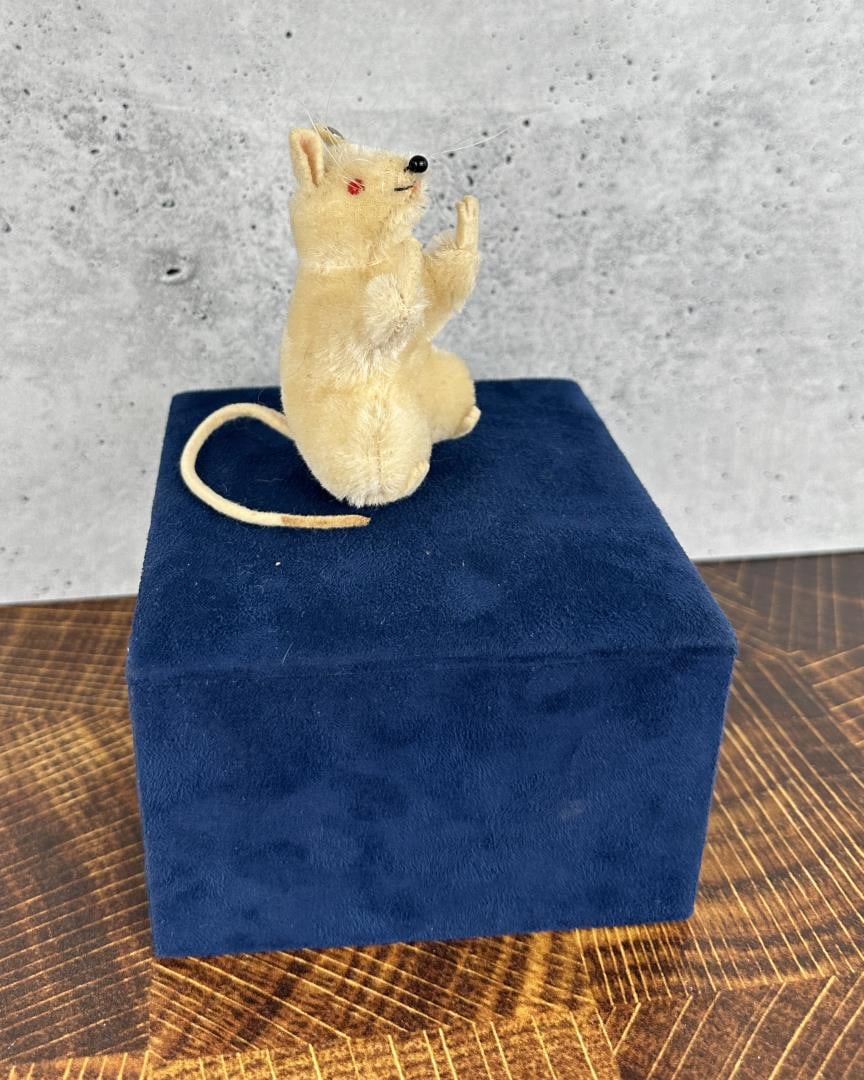 Steiff Pieps the Begging Mouse: Nice example.