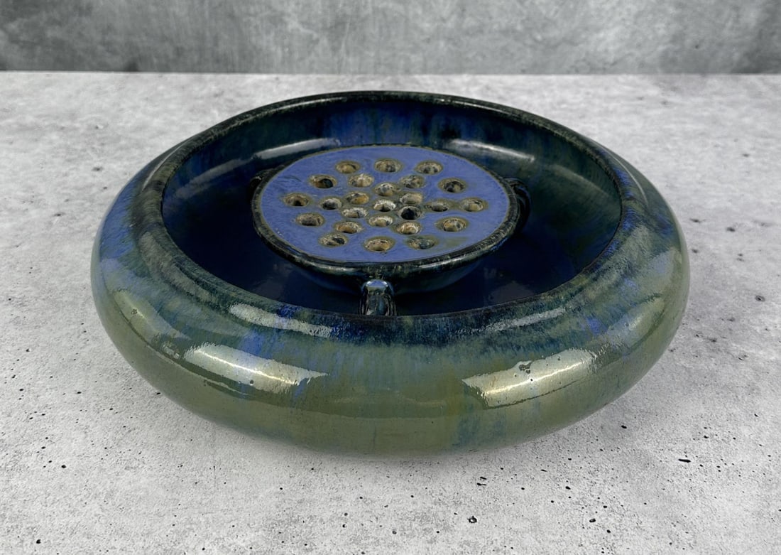 Arts & Crafts Fulper Bulb Bowl and Frog: Incised racetrack mark 1917-1927. Bowl is 10 3/4" in circumference.