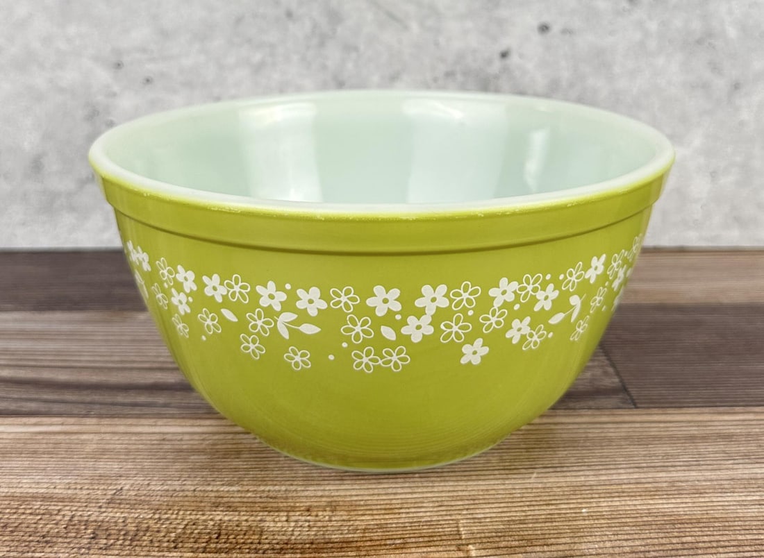 Pyrex Spring Blossom 402 Mixing Bowl: 1 1/2 quart size