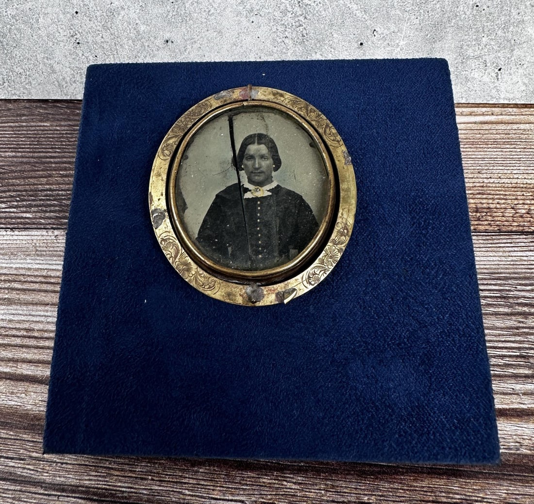 Victorian Carved Bone Memento Mori: Beautiful piece. Carved from bone, may be carved from the bone of the deceased. Ambrotype photo is broken. 2 1/8" by 2"