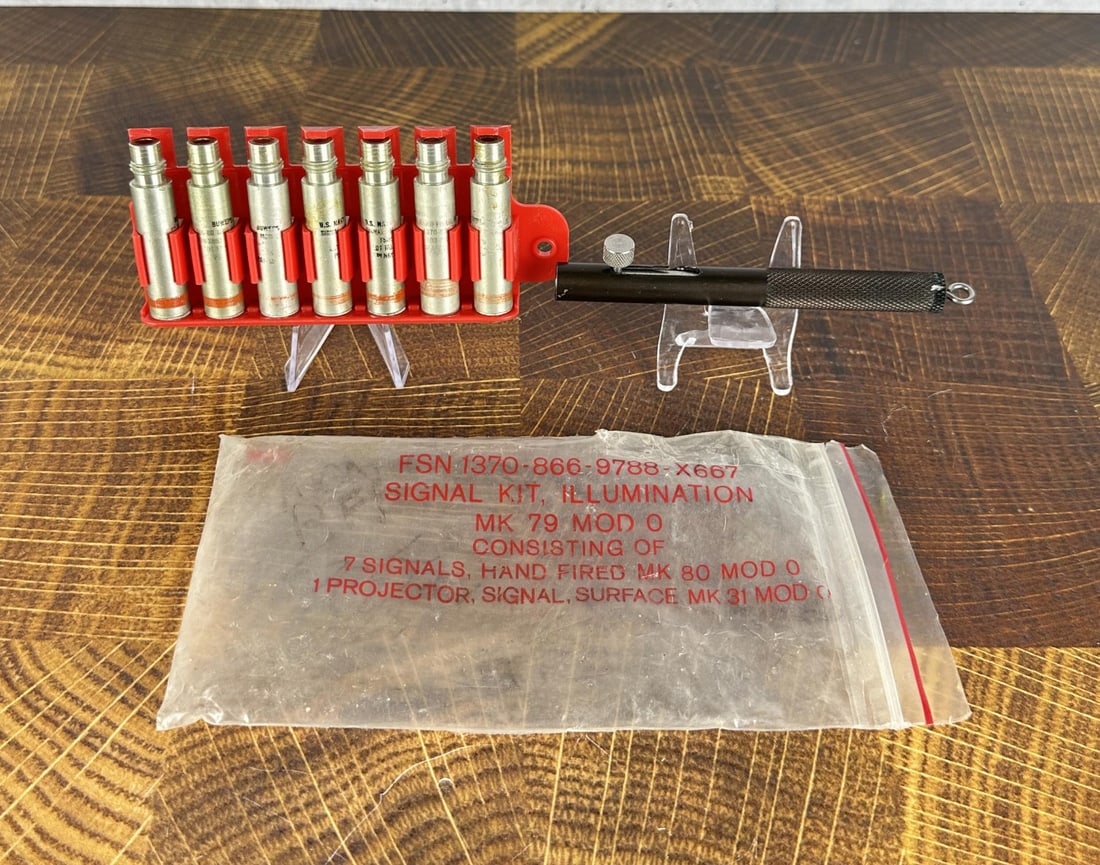 US Navy Seal MK79 Mod 0 Emergency Flare Signal Kit (1 of 4)