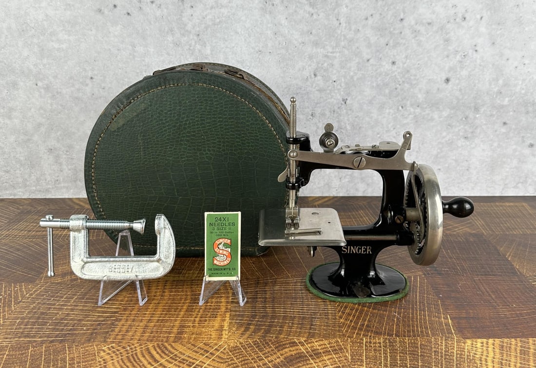 Antique Singer #20 Toy Sewing Machine (1 of 8)