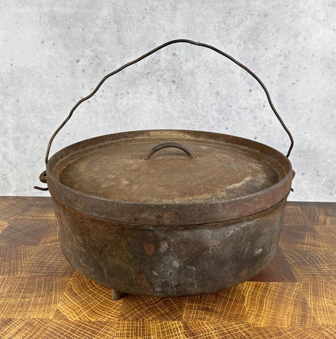 Size 16 Cast Iron Dutch Oven: Nice example. Hard to find size.