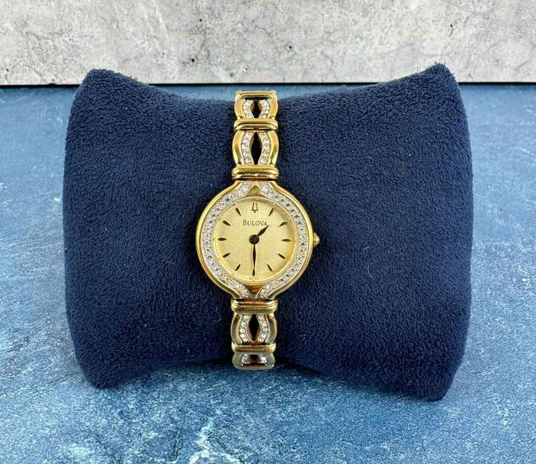 Bulova C860506 Swarovski Crystal Ladies Watch: Needs a battery.