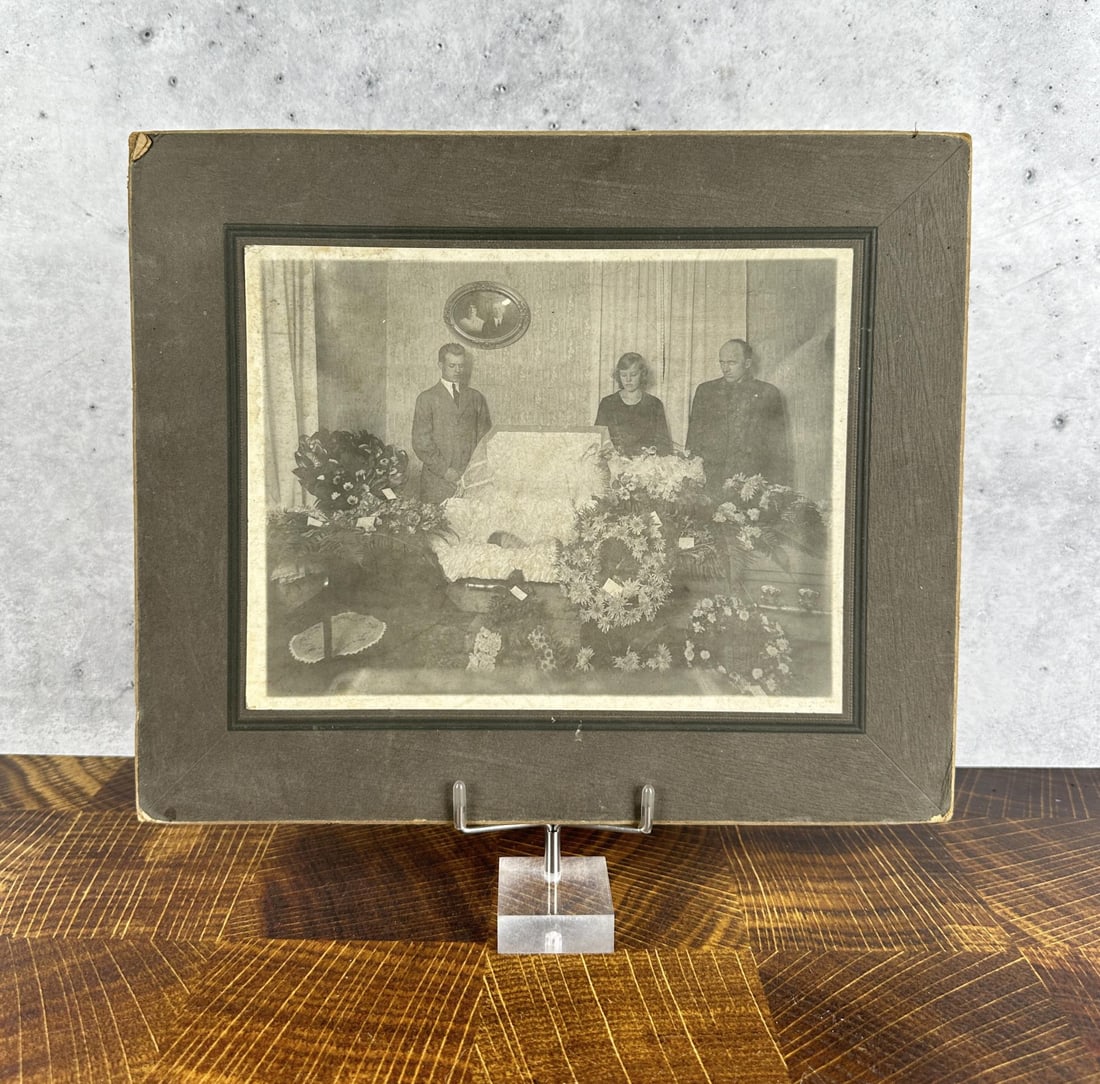 1918 Spanish Flu Victim Post Mortem Funeral Photo (1 of 3)